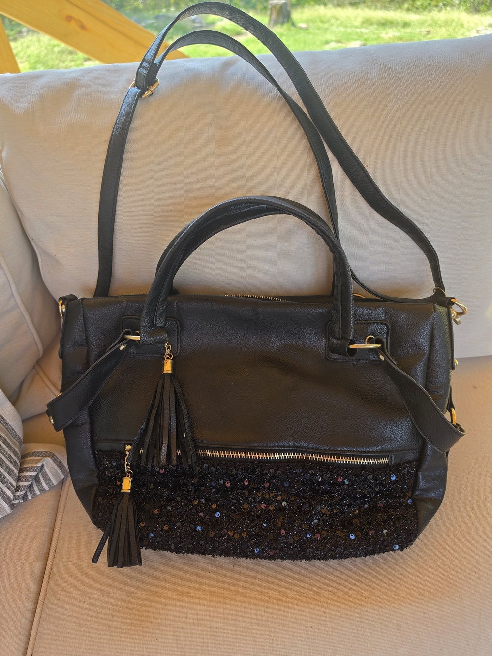 Black Women’s Purse with Sequin Accent.